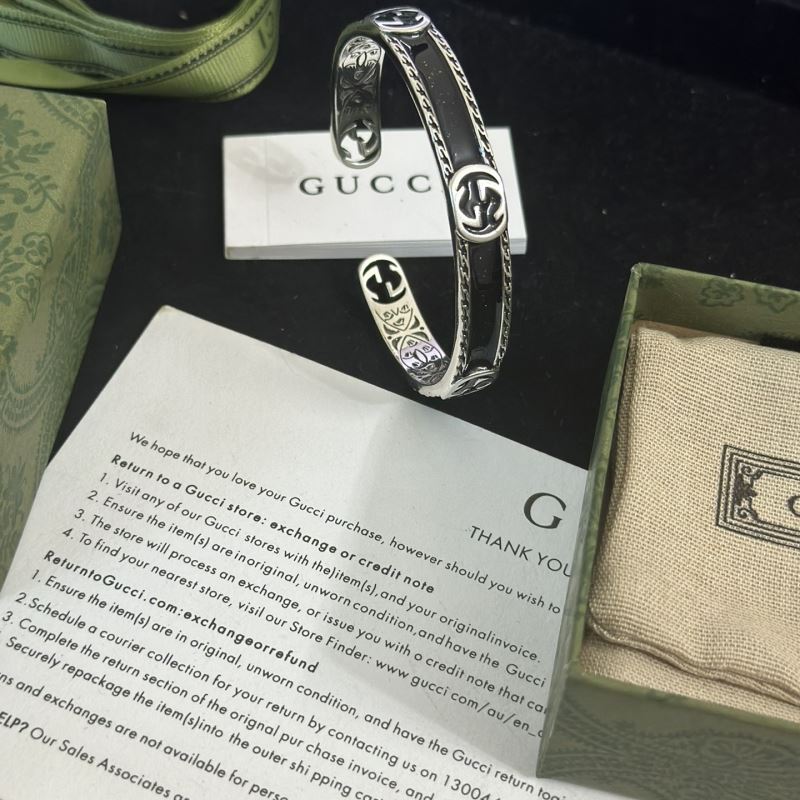 G*u*i bracelets